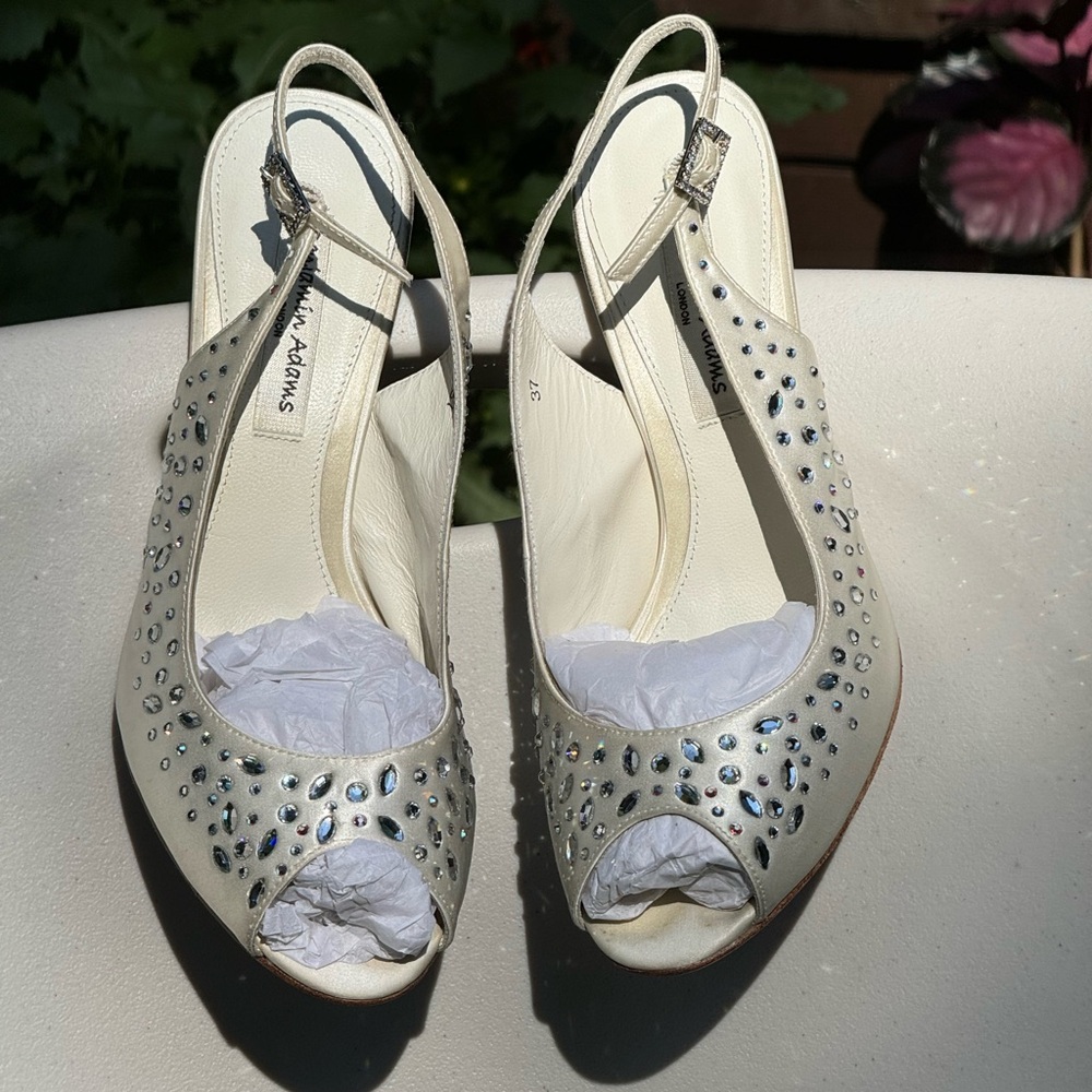 Gorgeous Swarovski aurora borealis 👠 worn for reception only. So pretty🤩